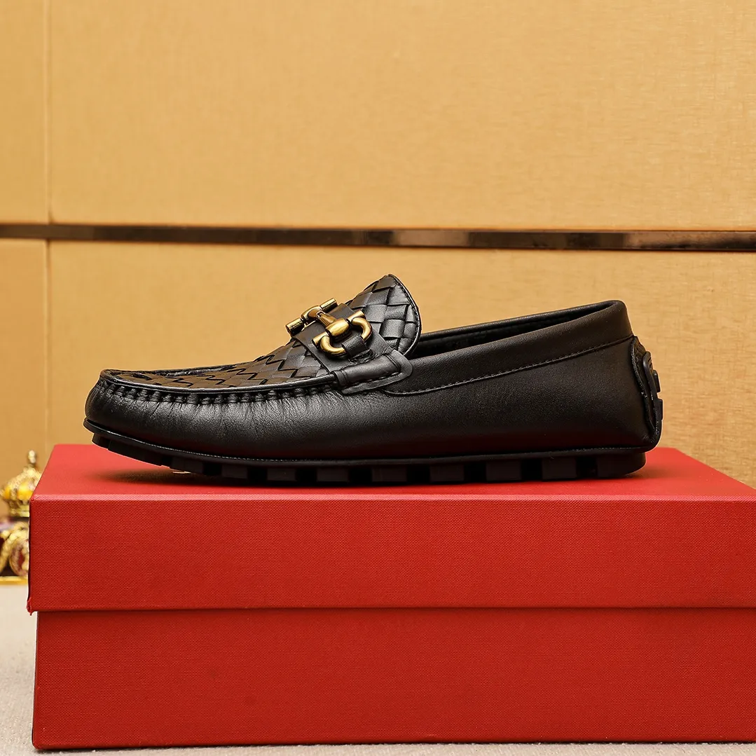 Men's shoes 💰360 💐 Product trademark: Ferragamo "Ferragamo" bean shoes Regular size: 38-44 (45.46🉑️customized) Product materials: Selected imported woven cowhide upper + classic hardware buckle, imported pig leather lining. Strong three-dimensional visual effect, original outsole color: 1⃣️color optional